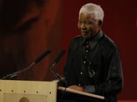 Nelson Mandela welcoming Kofi Annan