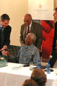 Rick Stengel shakes hands with Mr Mandela, as Ahmed Kathrada, Verne Harris and Minister Pallo Jordan look on