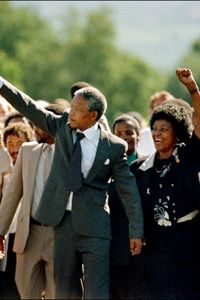Nelson Mandela leaves Pollsmoor Prison 1990