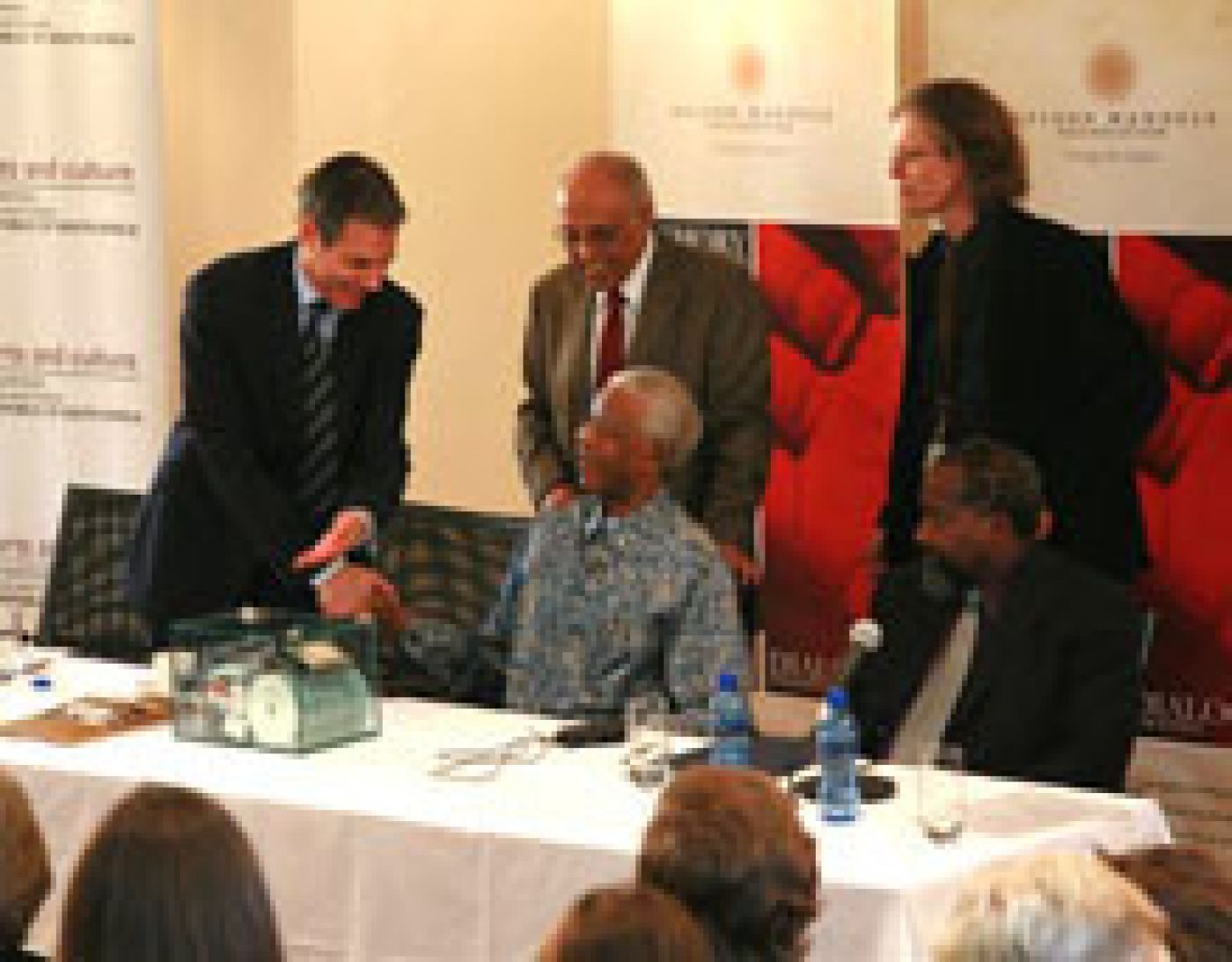 Rick Stengel shakes hands with Mr Mandela, as Ahmed Kathrada, Verne Harris and Minister Pallo Jordan look on