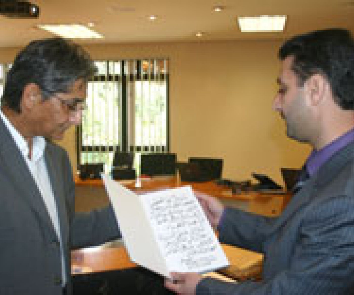 A delegation of Syrian students presents gifts to Nelson Mandela Foundation CE Achmat Dangor